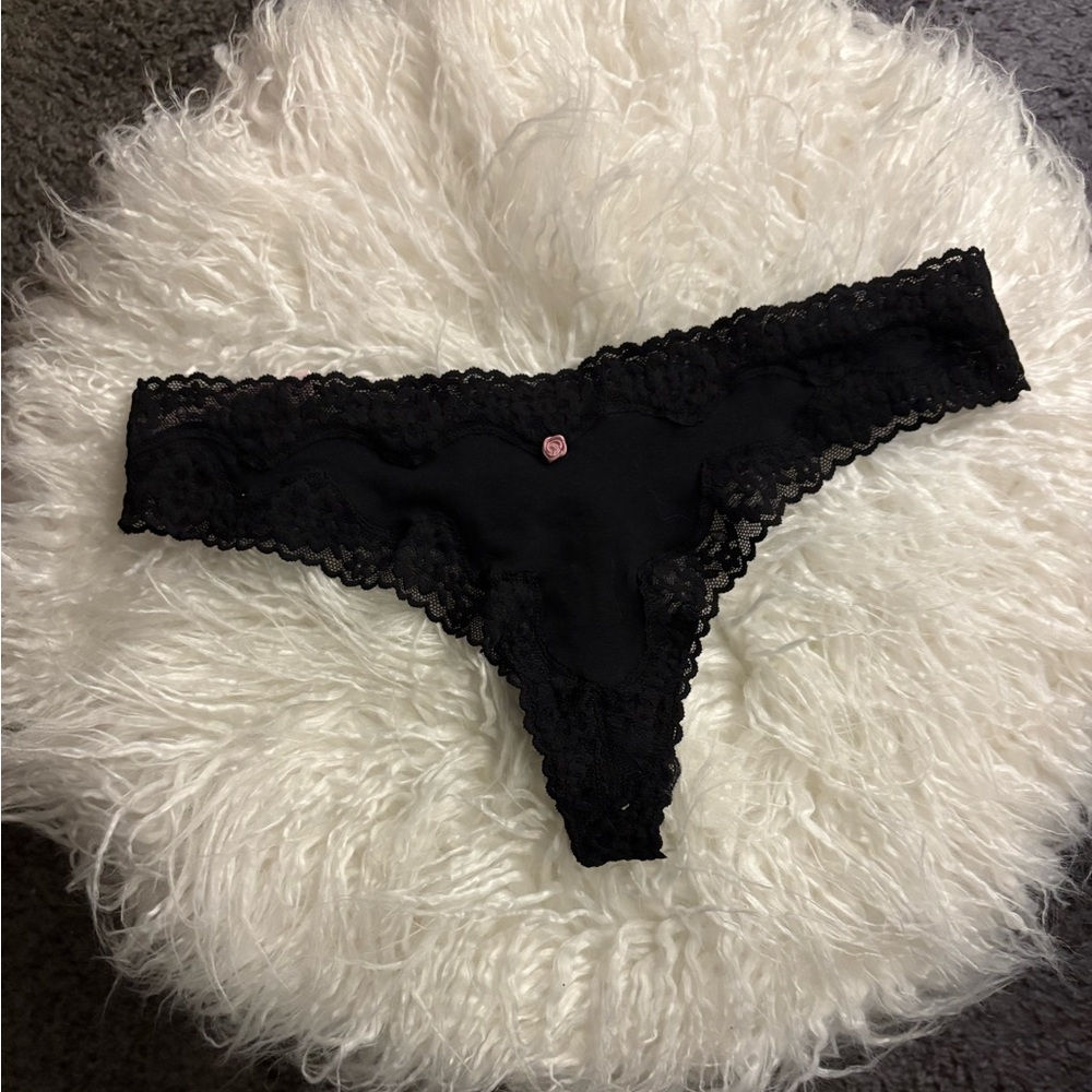 Victoria Secret thong 🖤

Bundle for questions